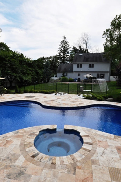 Modern Pool Design with Large Travertine Pavers – Elegant Look